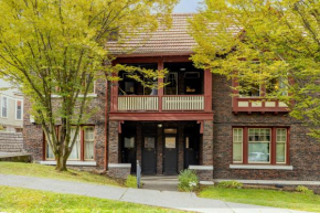 Historic Townhouse by Downtown